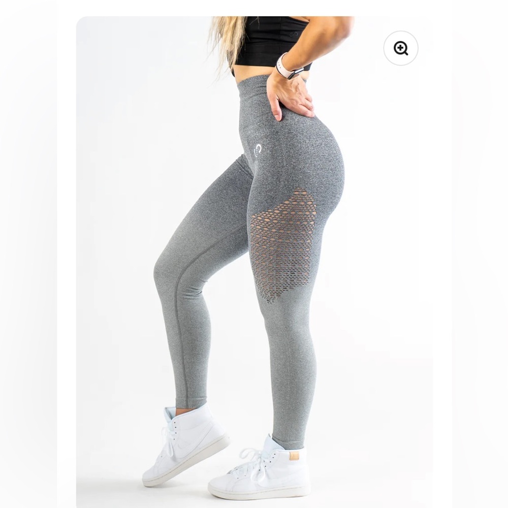Seamless leggings with booty scrunch